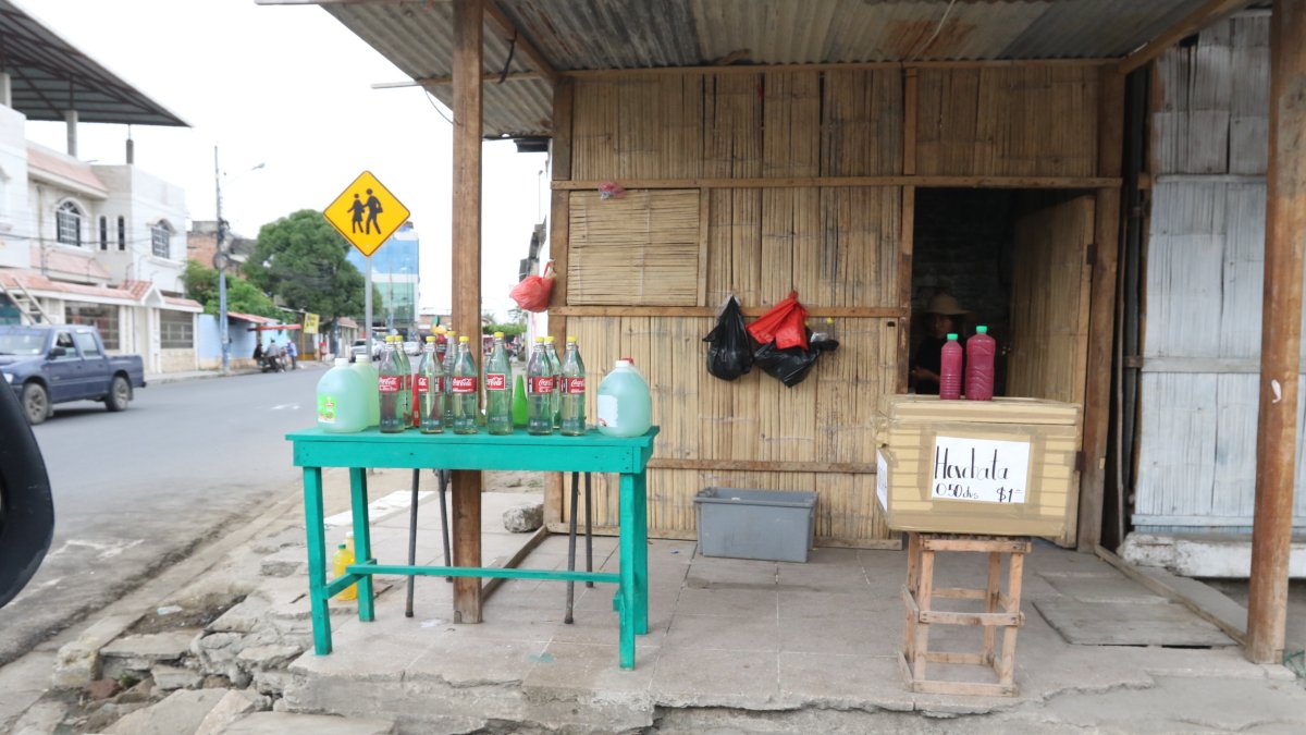En Aguas Verdes, Perú, el combustible se vende sin control.