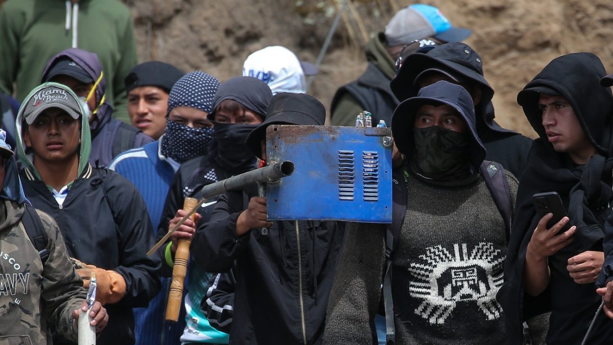 La semana pasada, un grupo de jóvenes con armas artesanales participaron del paro de la Conaie.