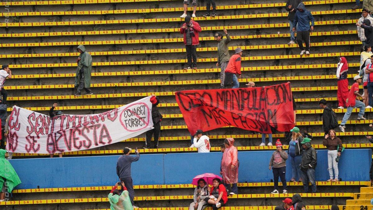 Los hinchas reclamaron durante el partido con varias pancartas.