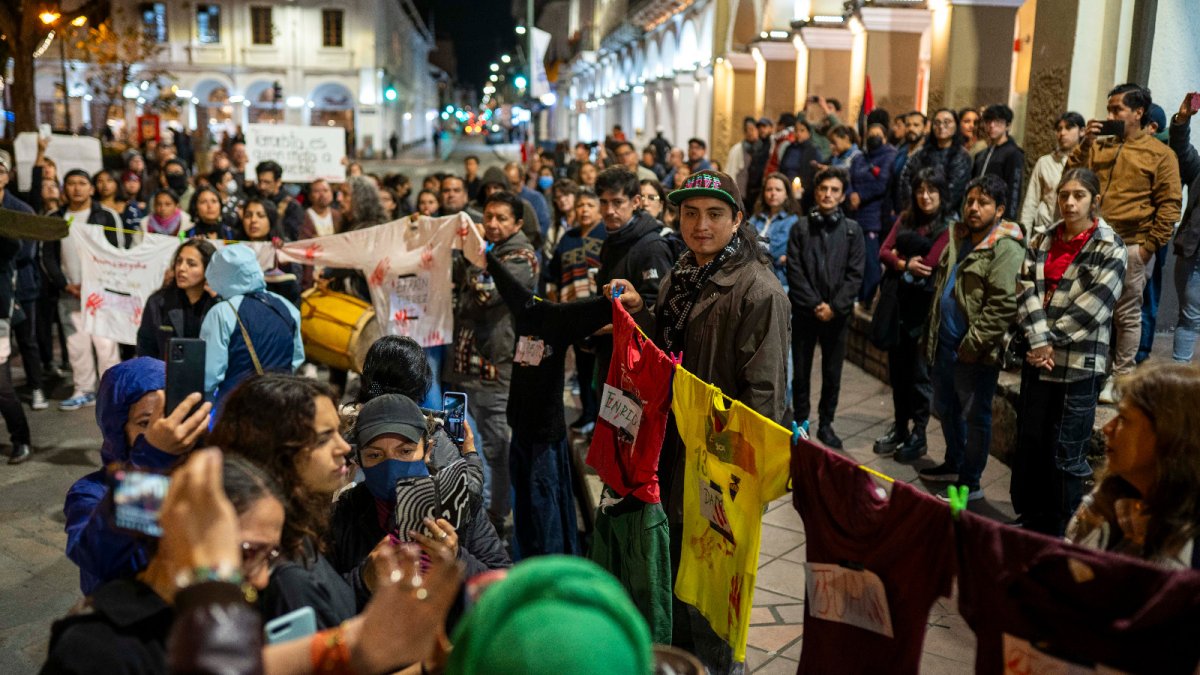 Decenas de personas se citaron en el Parque Calderón, centro de Cuenca, para hacer una vigilia en memoria de Efraín Fuerez.