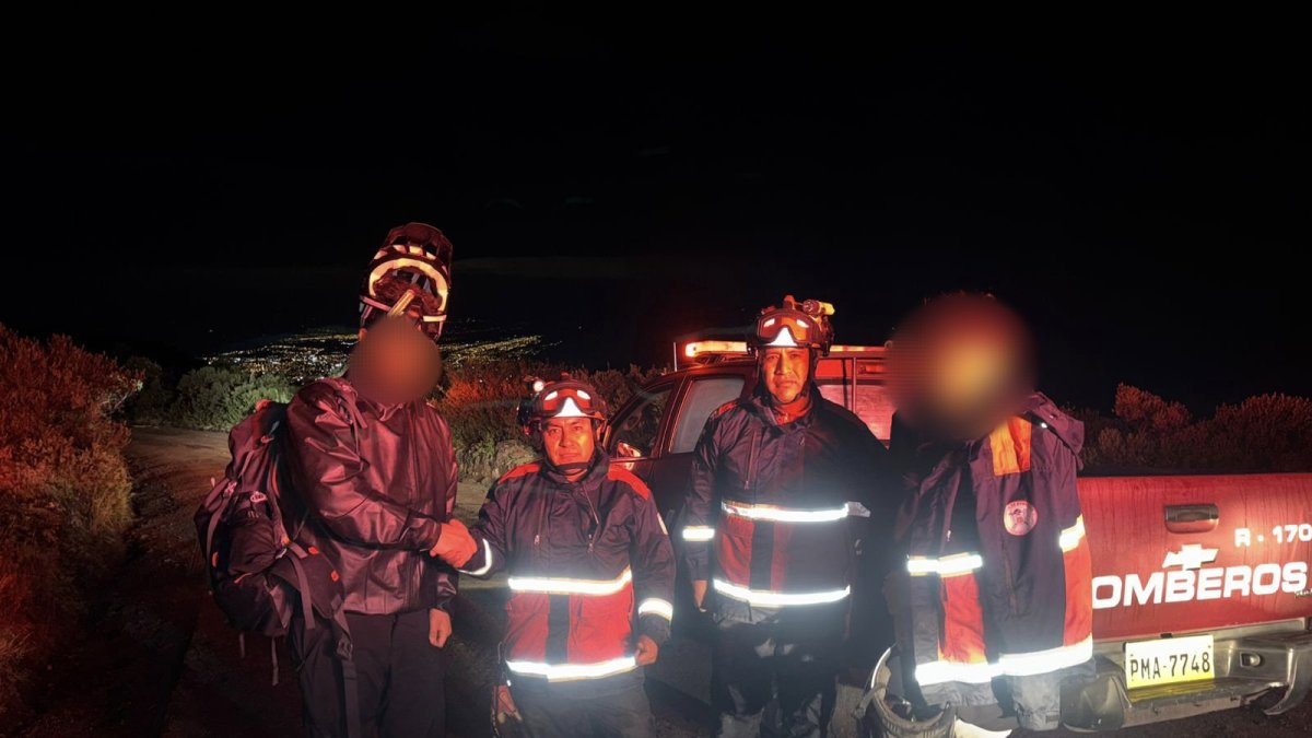 Casi tres horas de búsqueda, los bombreso rescataron a los extravidos.