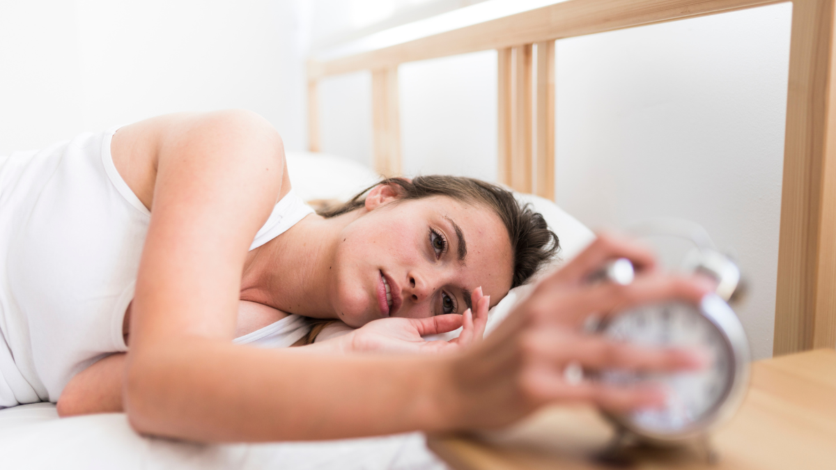 Despertarse a media noche y tener dificultades para volver a conciliar el sueño es un problema más común de lo que imaginas. Pero tiene solución.