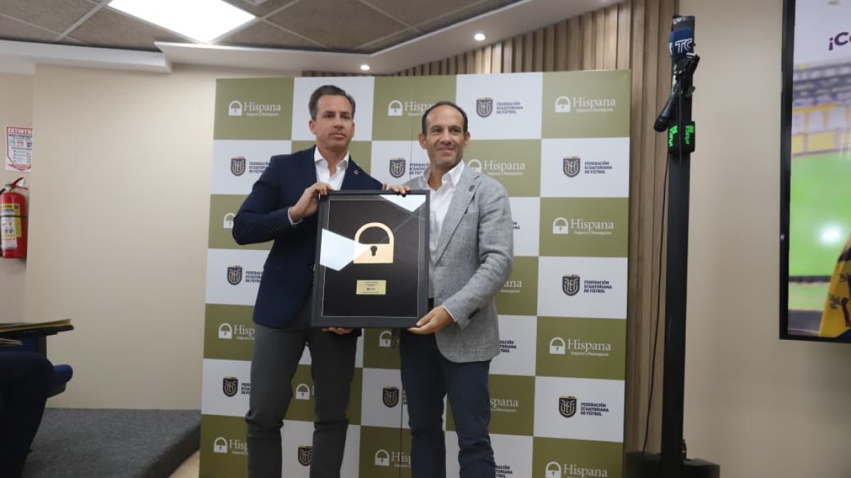 Francisco Egas, presidente de la Federación Ecuatoriana de Fútbol, durante la firma de una nueva alianza comercial con Hispana Seguros.