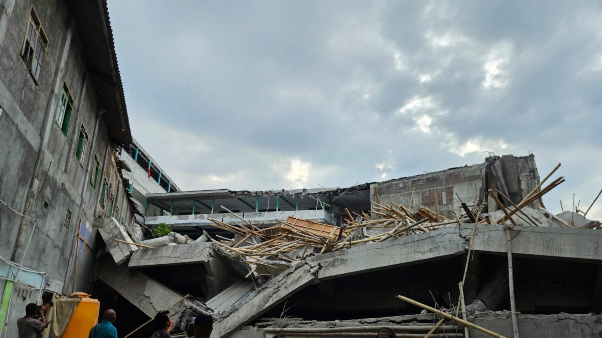 Equipos de rescate verifican indicios de supervivientes entre los escombros, en el internado islámico Al-Khoziny, en el este de la isla más poblada de Indonesia.