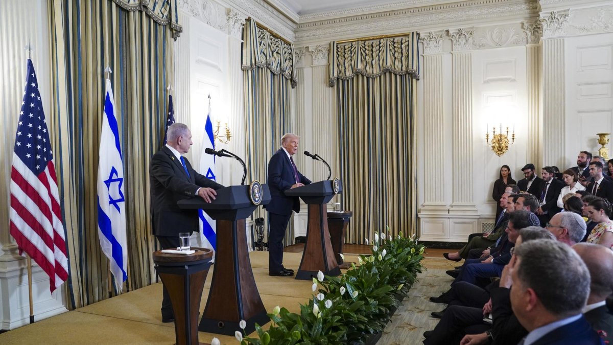 El presidente Donald Trump habla durante una conferencia de prensa conjunta con el primer ministro israelí, Benjamin Netanyahu, en la Casa Blanca en Washington, el 29 de septiembre de 2025.