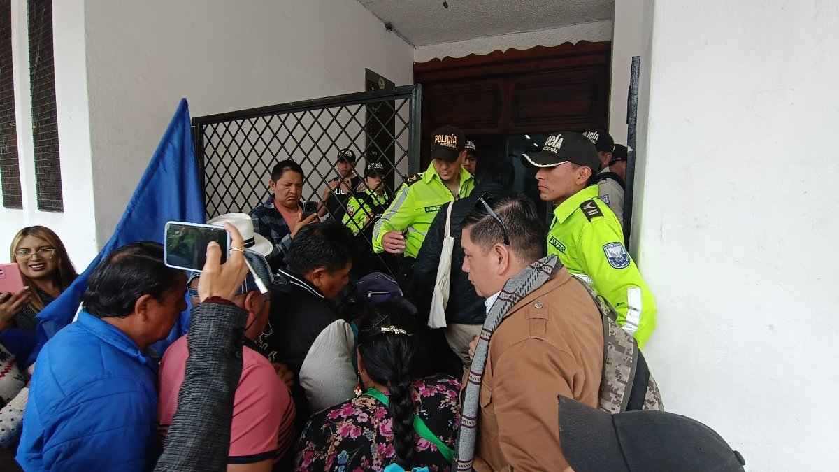 Representantes de la FOA llegaron a la Gobernación de Azuay para entregar documetos legales que respaldarían la revocatoria del proyecto Loma Larga.