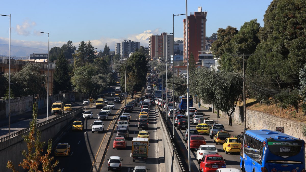 En Quito, la medida Pico y placa se aplica para reducir la intensa congestión vial. En promedio, los quiteños pasan hasta 70 horas al año atrapados en trafico.