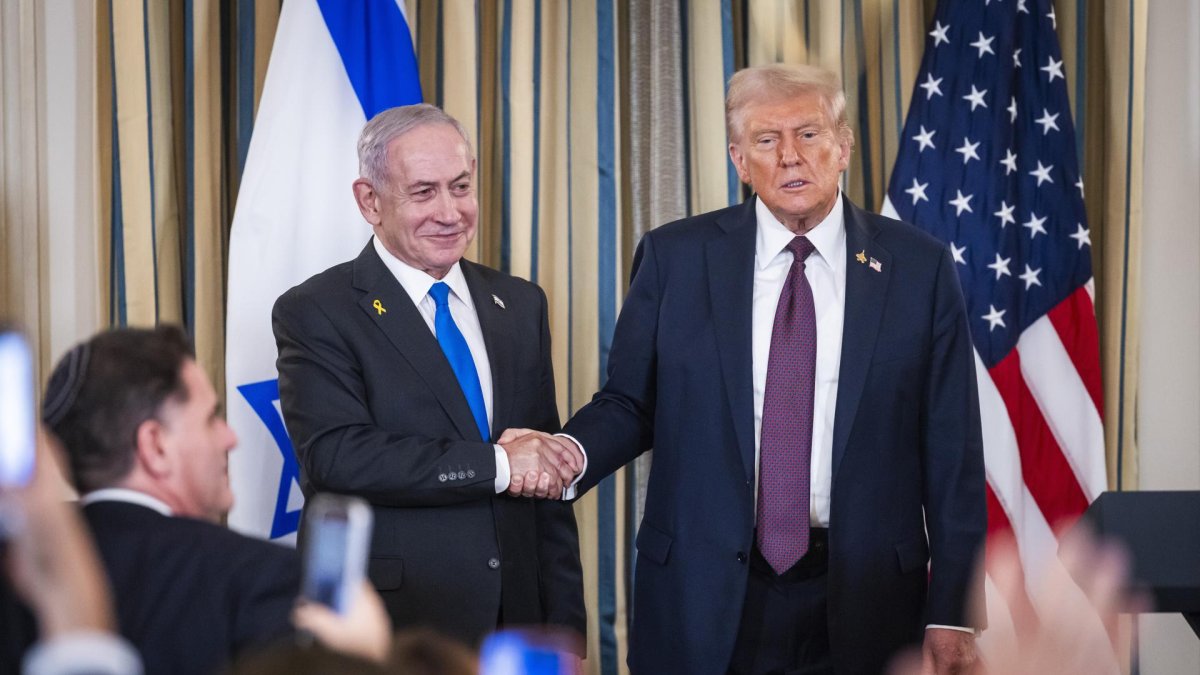 El presidente Donald Trump estrecha la mano del primer ministro israelí, Benjamin Netanyahu, tras hablar en una conferencia de prensa en la Casa Blanca, el 29 de septiembre de 2025.