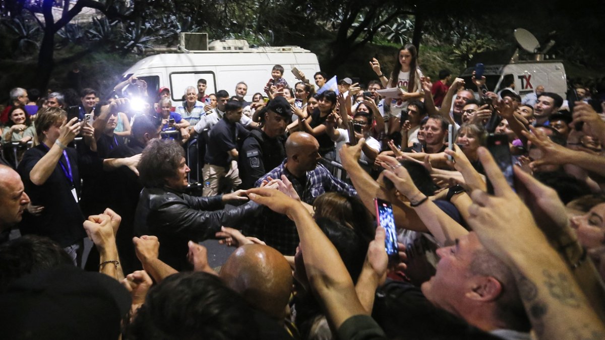 El presidente de Argentina, Javier Milei (izq.), llega a un mitin político al aire libre en el Parque Sarmiento en Córdoba, Argentina, el 19 de septiembre de 2025.