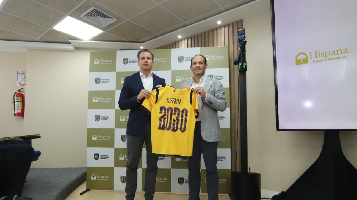Francisco Egas (d), presidente de la Ecuafútbol, posa junto a Juan Carlos Amador, gerente general de Hispana de Seguros y Reaseguros.