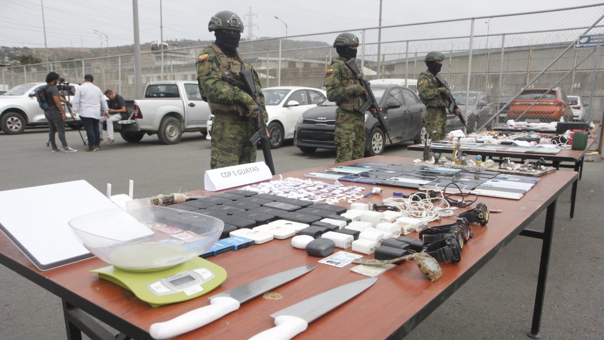 En el complejo penitenciario de Guayaquil se incautaron armas, drogas y equipos de comunicación.