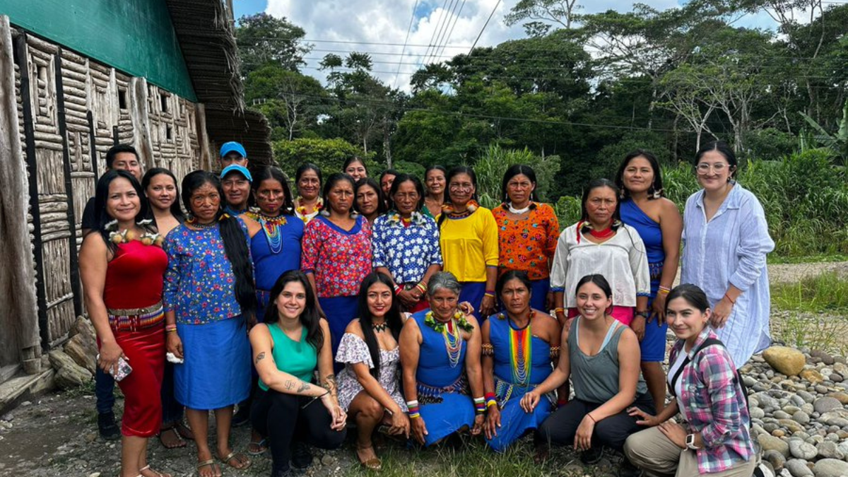 Con promotoras de salud comunitaria Achuar y Shuar, un programa de Fundación Pachamama, de hace dos años.
