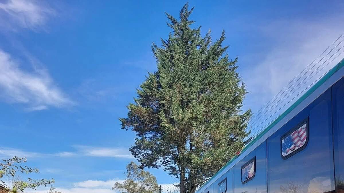 En la calle De Los Conquistadores, que conecta a las parroquias de Puembo y Pifo, se abrió un socavón.