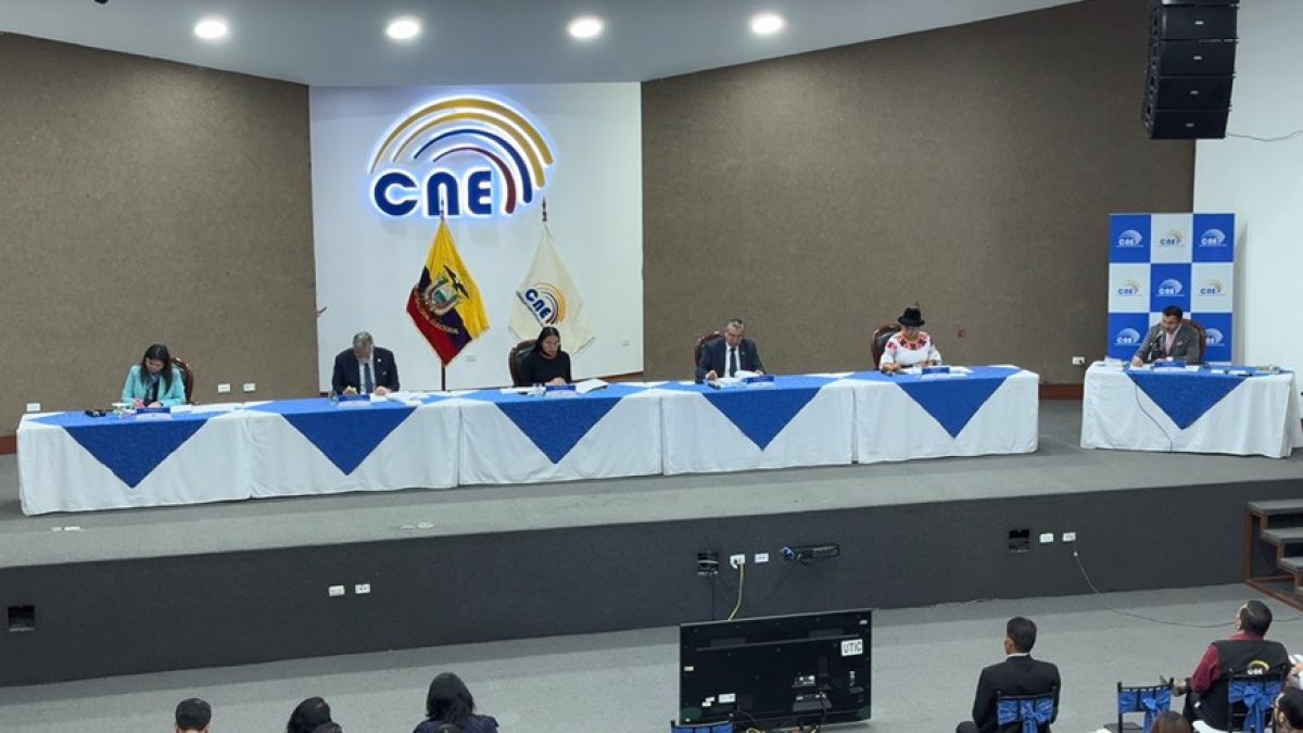 Los vocales del CNE, con Diana Atamaint a la cabeza, durante una sesión del organismo electoral