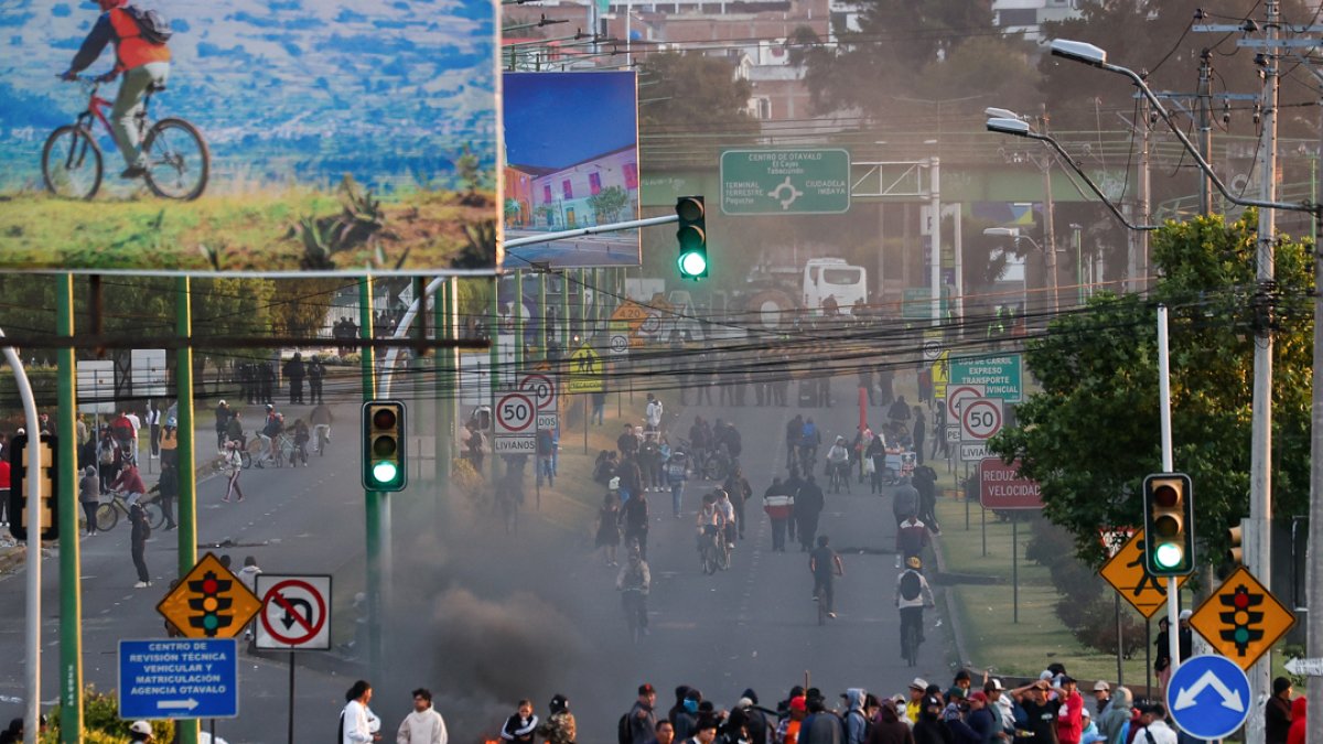Fotografía del 24 de septiembre de 2025 de personas bloqueando una vía durante una manifestación, en Otavalo (Ecuador).