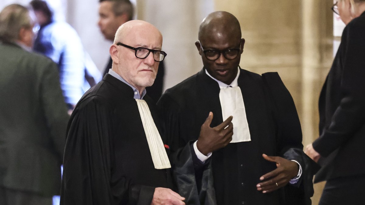 El abogado de la parte civil, Alain Jakubowicz (izq.), habla con el abogado de Airbus, Simon Ndiaye (der.), durante un ensayo del juicio de apelación por el accidente Río París.