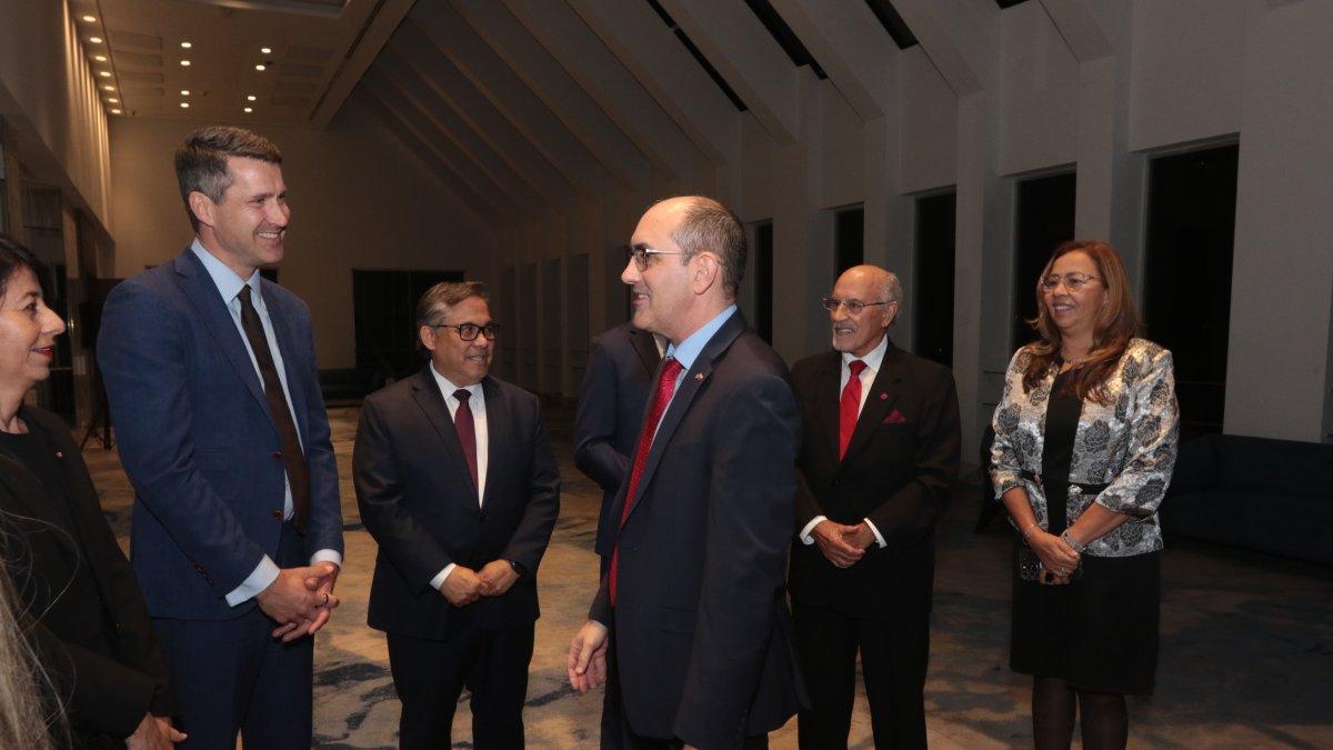 El nuevo embajador de Canadá en Ecuador, Craig Kowalik, conversa con el cónsul de Estados Unidos, de Guayaquil, Erik Martini.