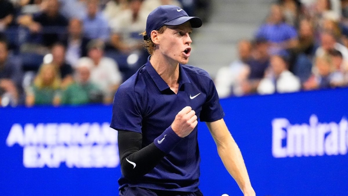 Jannik Sinner festejando un punto en el ATP 500 de Beijing.