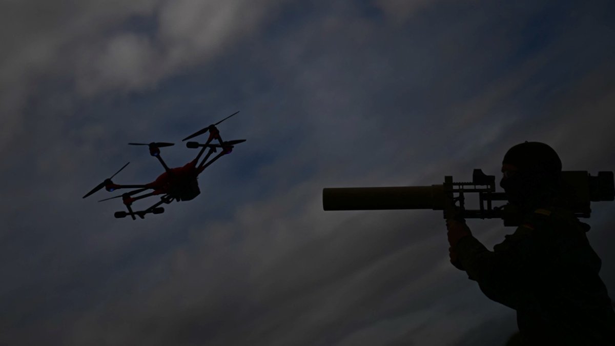 Un soldado de las fuerzas armadas alemanas, Bundeswehr, demuestra el uso de un bloqueador de drones portátil HP 47 durante un ejercicio de defensa con drones.