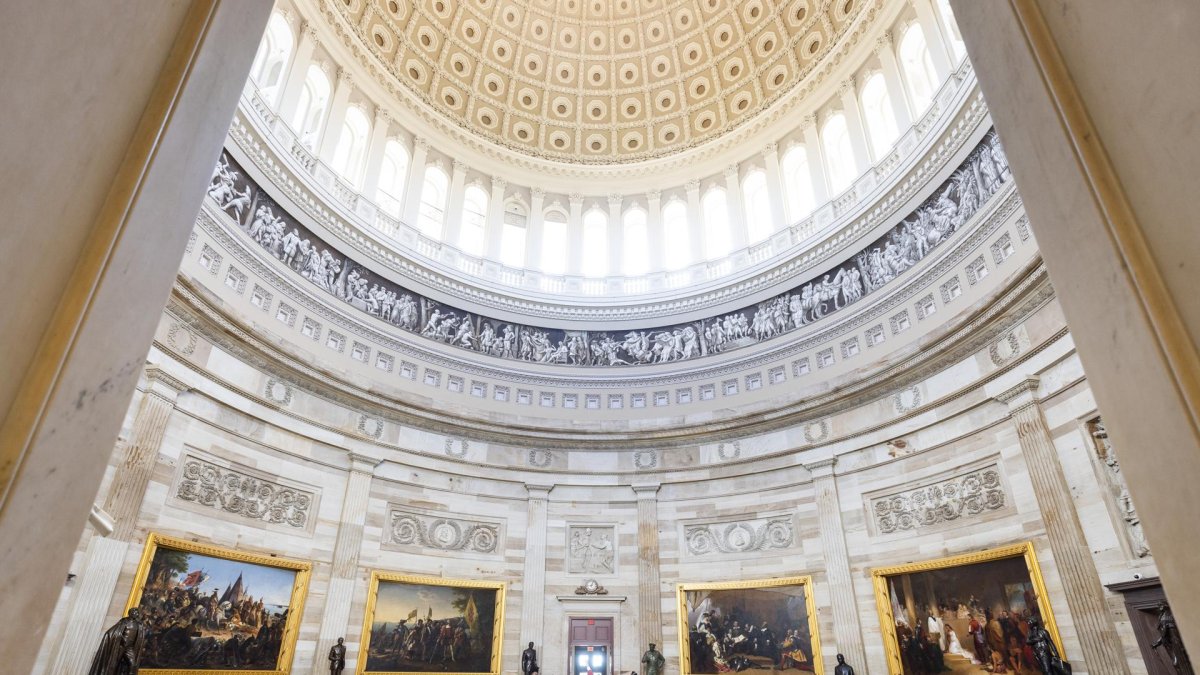 Los turistas visitan la Rotonda del Capitolio de los EE. UU. antes del regreso del Congreso el 1 de septiembre después del receso de agosto en Washington DC, EE. UU., 26 de agosto de 2025.