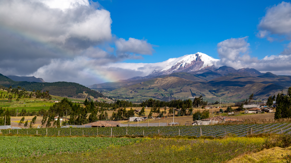 Ecuador promueve rutas sostenibles y accesibles para recorrer el país durante el feriado.