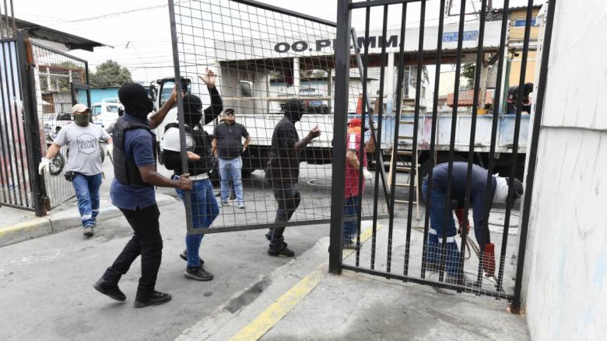 Algunas rejas han sido retiradas por falta de permisos.