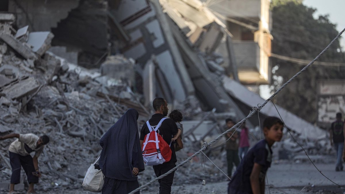 Palestinos inspeccionan las viviendas destruidas tras un ataque aéreo israelí durante una operación militar israelí en la Franja de Gaza, el 30 de septiembre de 2025.