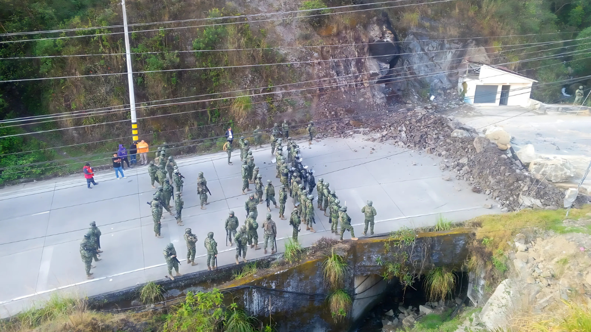 En la parroquia Molleturo de la ciudad de Cuenca, se habilitó la vía tras el retiro de material pétreo que impedía la circulación.