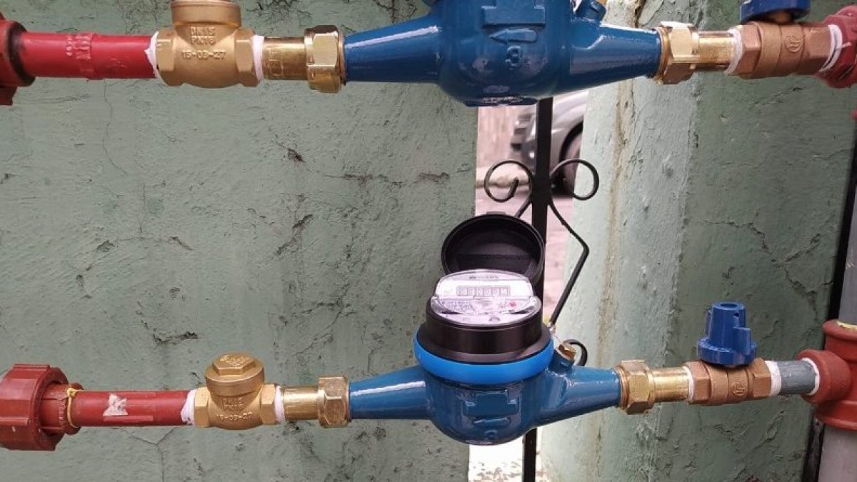 Técnicos de Epmaps realizan inspecciones en barrios de Quito para detectar conexiones clandestinas de agua potable.