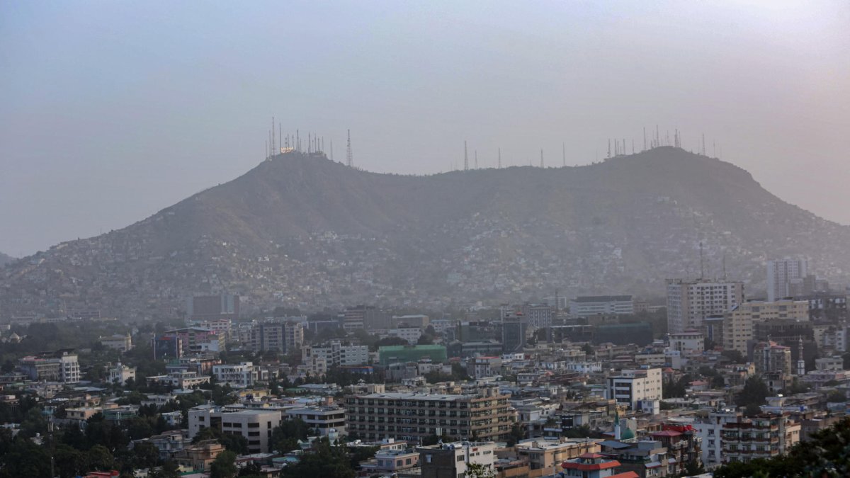 Imagen tomada el pasado 16 de septiembre que muestra la ciudad de Kabul con las torres de telecomunicaciones de fondo.