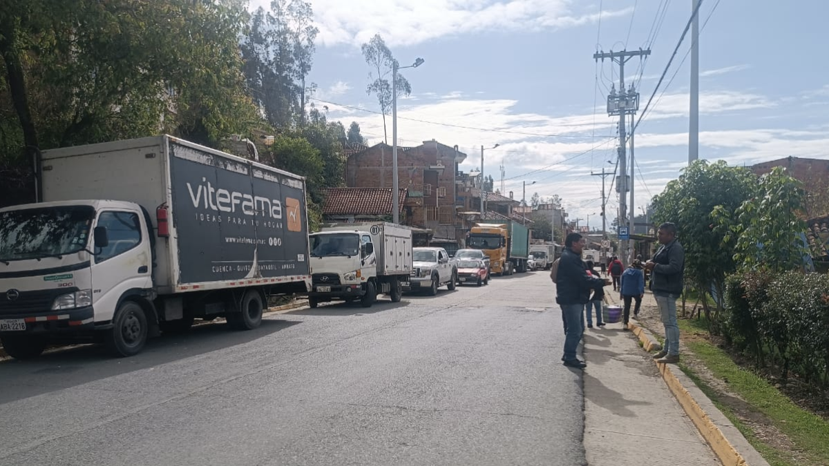 Transportistas y turistas permanecen varados en la vía Cuenca–Molleturo por el cierre provocado durante el paro nacional.