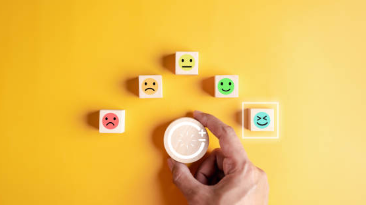 El cortisol debe ser alto al despertar y bajo al dormir. Evitar la luz artificial de pantallas antes de acostarse es vital para no alterar este ritmo circadiano.