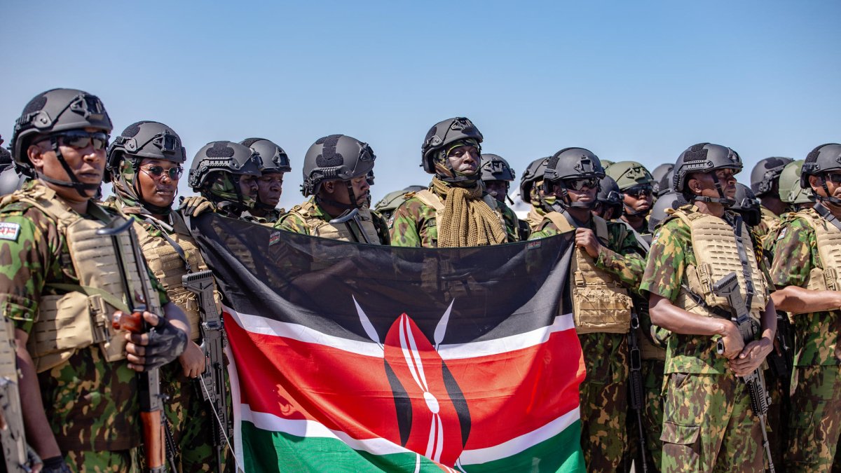 Policías de Kenia respaldado por la ONU, formando en el Aeropuerto Internacional Toussaint Louverture, en Puerto Principe (Haití).