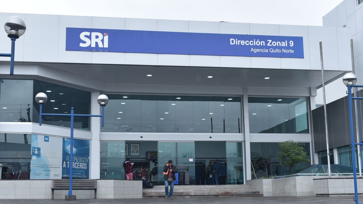 Fachada de unas de las agencias del SRI, en Quito.