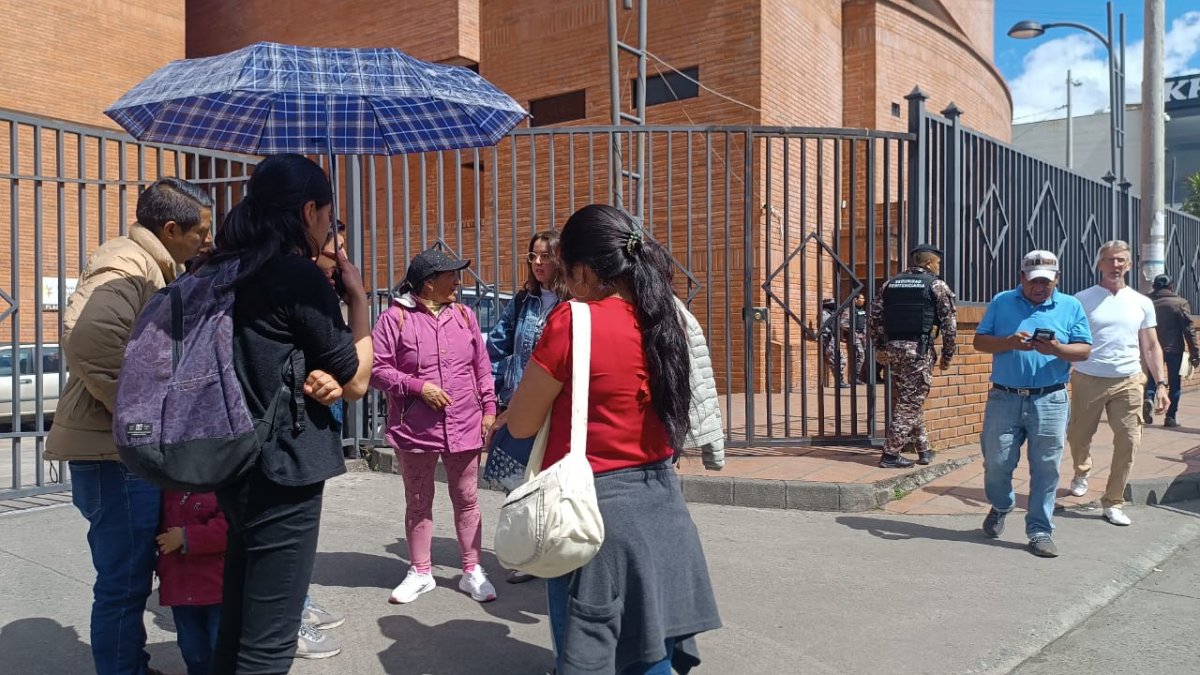 Familiares y habitantes de Molleturo realizaron un plantón en el Parque Calderón de Cuenca.