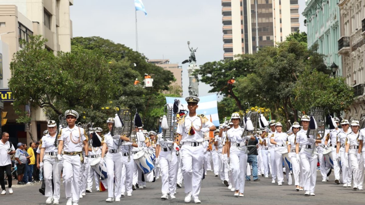 El desfile estudiantil abre las fiestas octubrinas en Guayaquil.