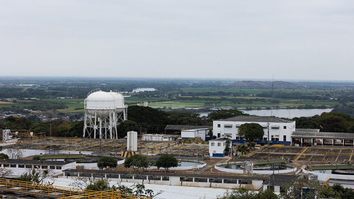 Modus operandi delictivo. Interagua confirmó que los criminales pinchan tuberías, instalan mangueras, manipulan medidores y crean sistemas paralelos para vender el agua robada.