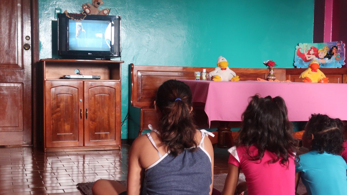 Tres niñas ven televisión en Santo Domingo (Ecuador), en una fotografía de archivo.