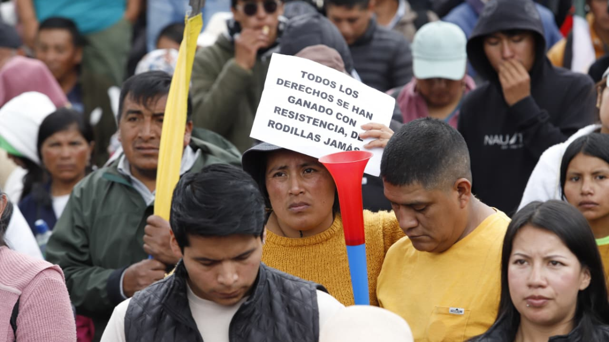 Comunidades indígenas de Cayambe se reúnen en el parque central para mantenerse en lucha por el paro que va en su décimo día.