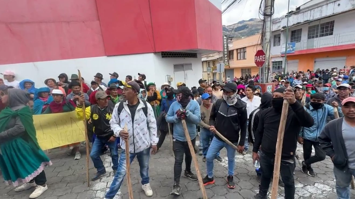 Comuneros bloquearon la Panamericana en Alausí y retuvieron a dos policías de tránsito durante las manifestaciones, en medio de reclamos por el hospital y la vía de la zona.
