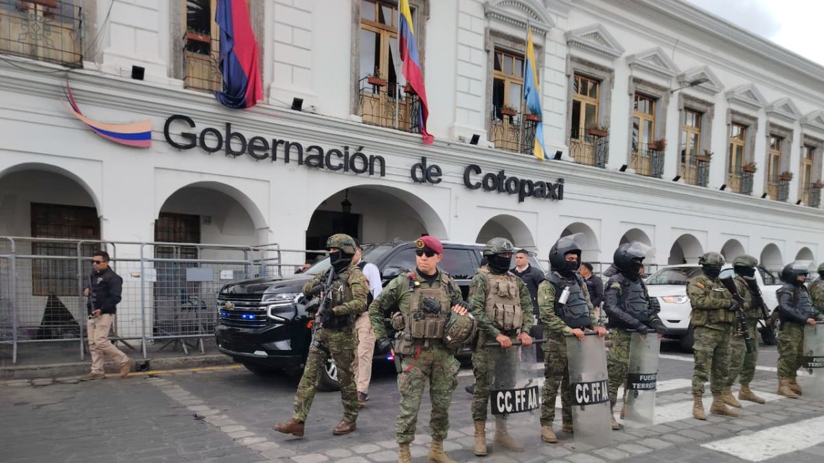 Policía y militares mantienen resguardo permanente en la Gobernación de Cotopaxi, sede temporal del Ejecutivo en Latacunga.