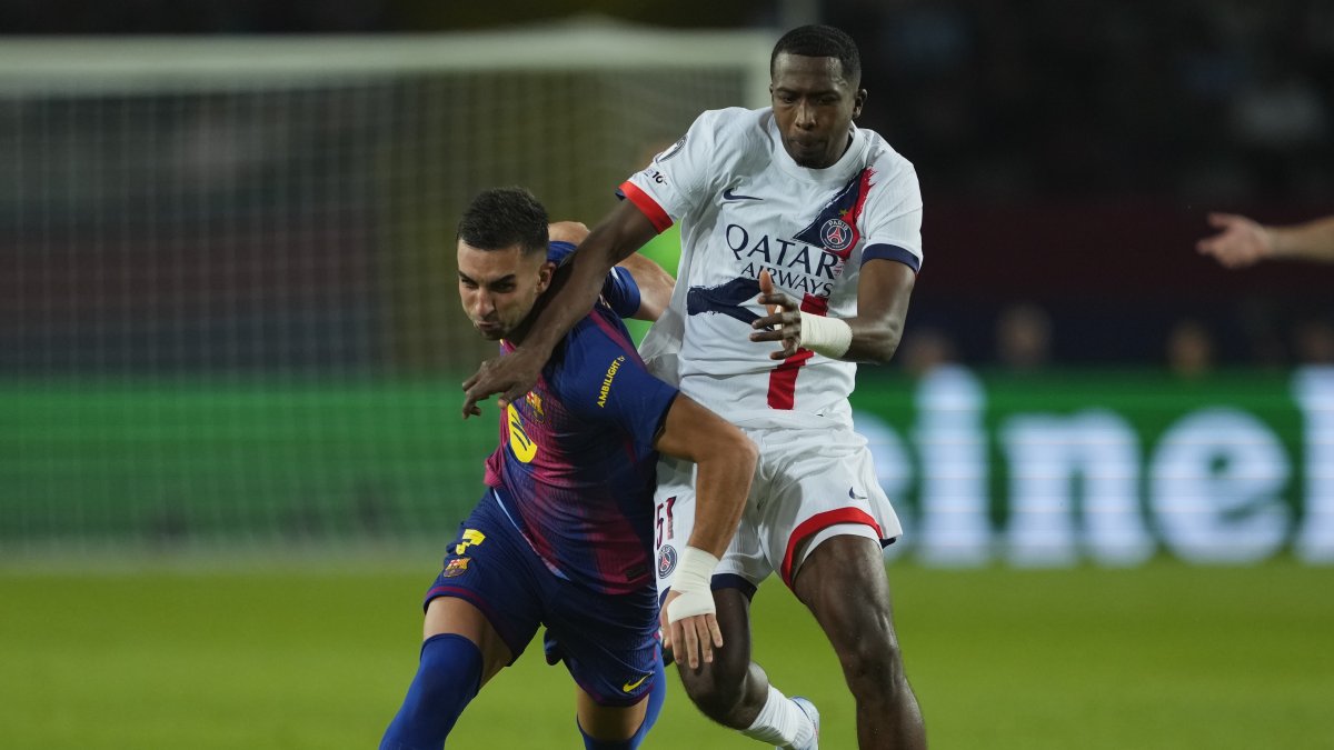 El ecuatoriano Willian Pacho (d) en uno de los encuentros cruciales de esta temporada con el PSG ante el poderoso FC Barcelona.