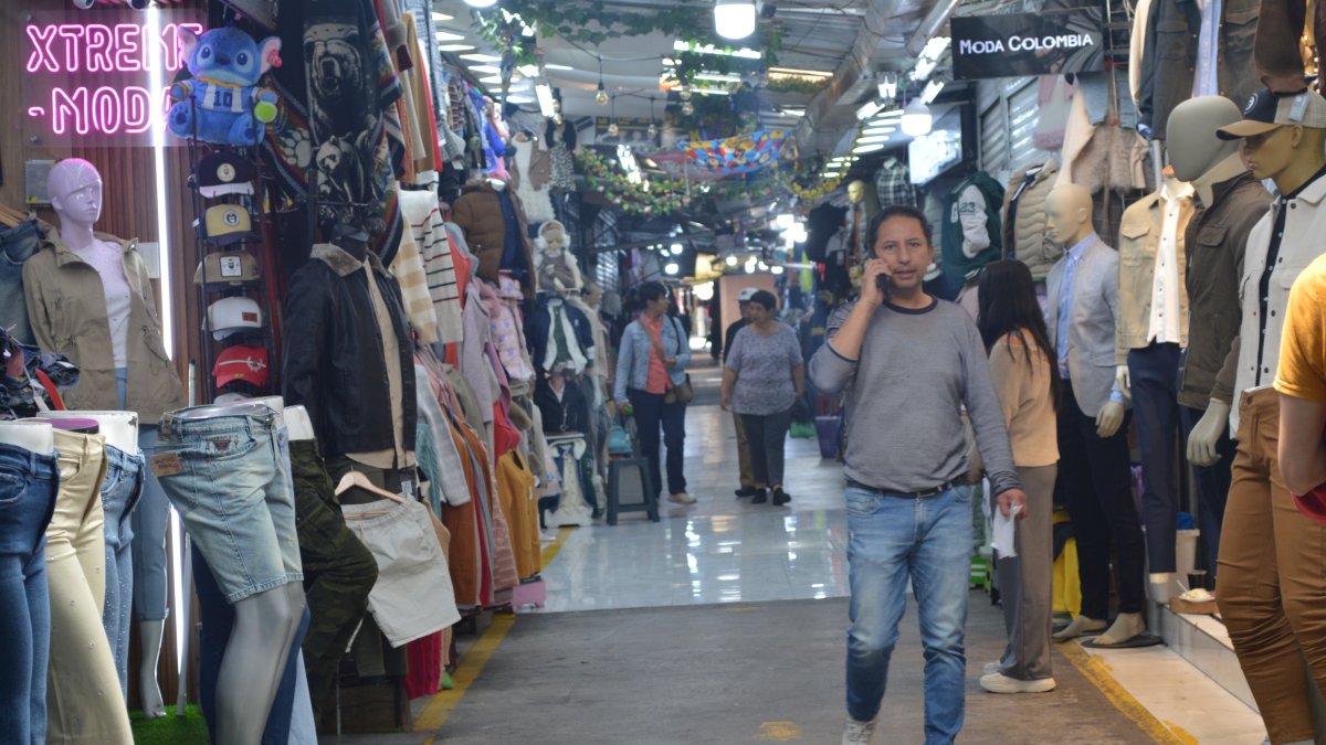 Los comerciantes de la plaza de la ropa señalan que desde hace ocho días bajaron sus ventas.