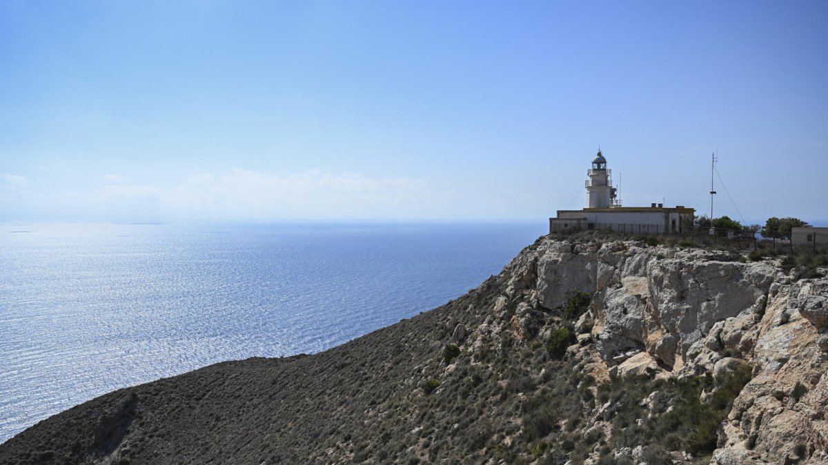 Vista del faro de Mesa Roldán, en el Parque Natural de Cabo de Gata-Níjar, ubicado en Almería (sureste de España).