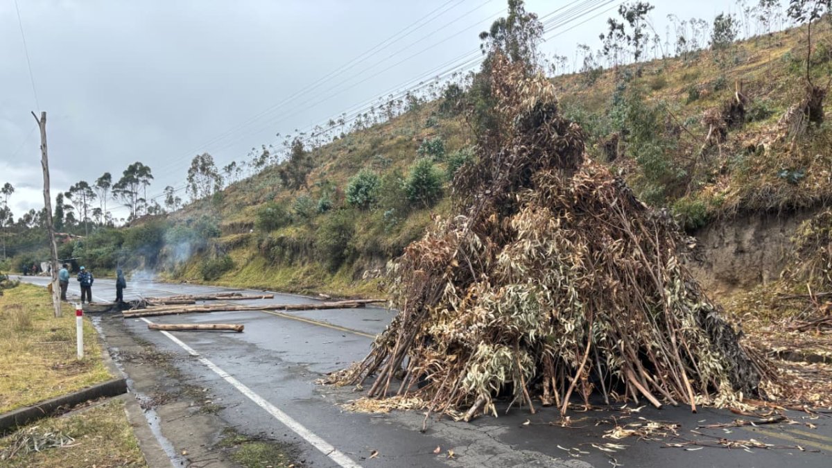 El cierre de vías ha mantenido varias zonas de Ecuador incomunicadas.