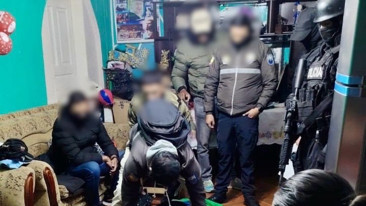 Durante el operativo ejecutado con la Policía, se allanaron 5 inmuebles y se levantaron indicios como: partes de autos, ropa y zapatos que habrían utilizado en los atracos.