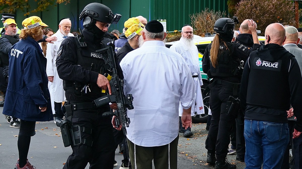 Dos personas murieron y tres resultaron heridas en un incidente de atropello y apuñalamiento con un coche frente a una sinagoga en Manchester, noroeste de Inglaterra, este jueves 2 de octubre.