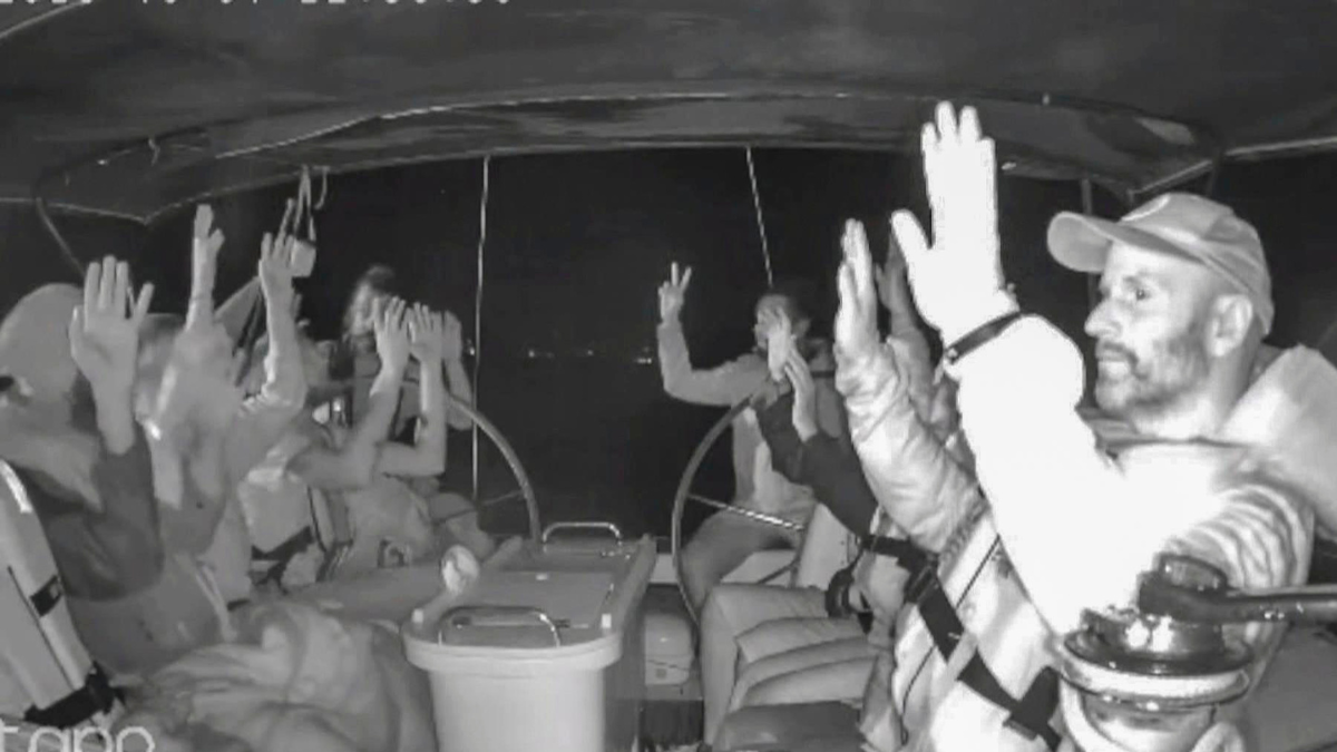 Tripulantes con brazos en alto del Barco Meteque de la flotilla interceptado en aguas del Mediterráneo por la Armada de Israel.