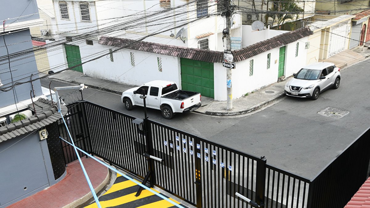 La ordenanza prohíbe estructuras de hormigón, placas metálicas y garitas, y obliga a que las rejas permitan visibilidad y acceso a personas con movilidad reducida.