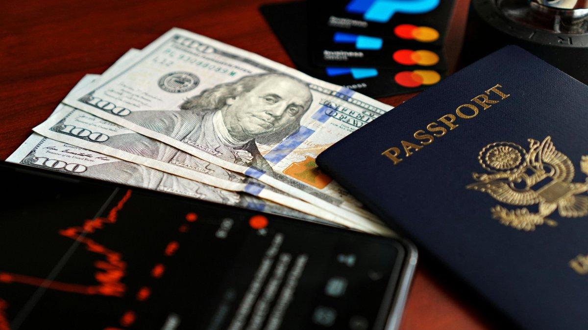 Referencial. El incremento responde a la implementación de una nueva tarifa adicional que eleva el costo total del trámite a 435 dólares.